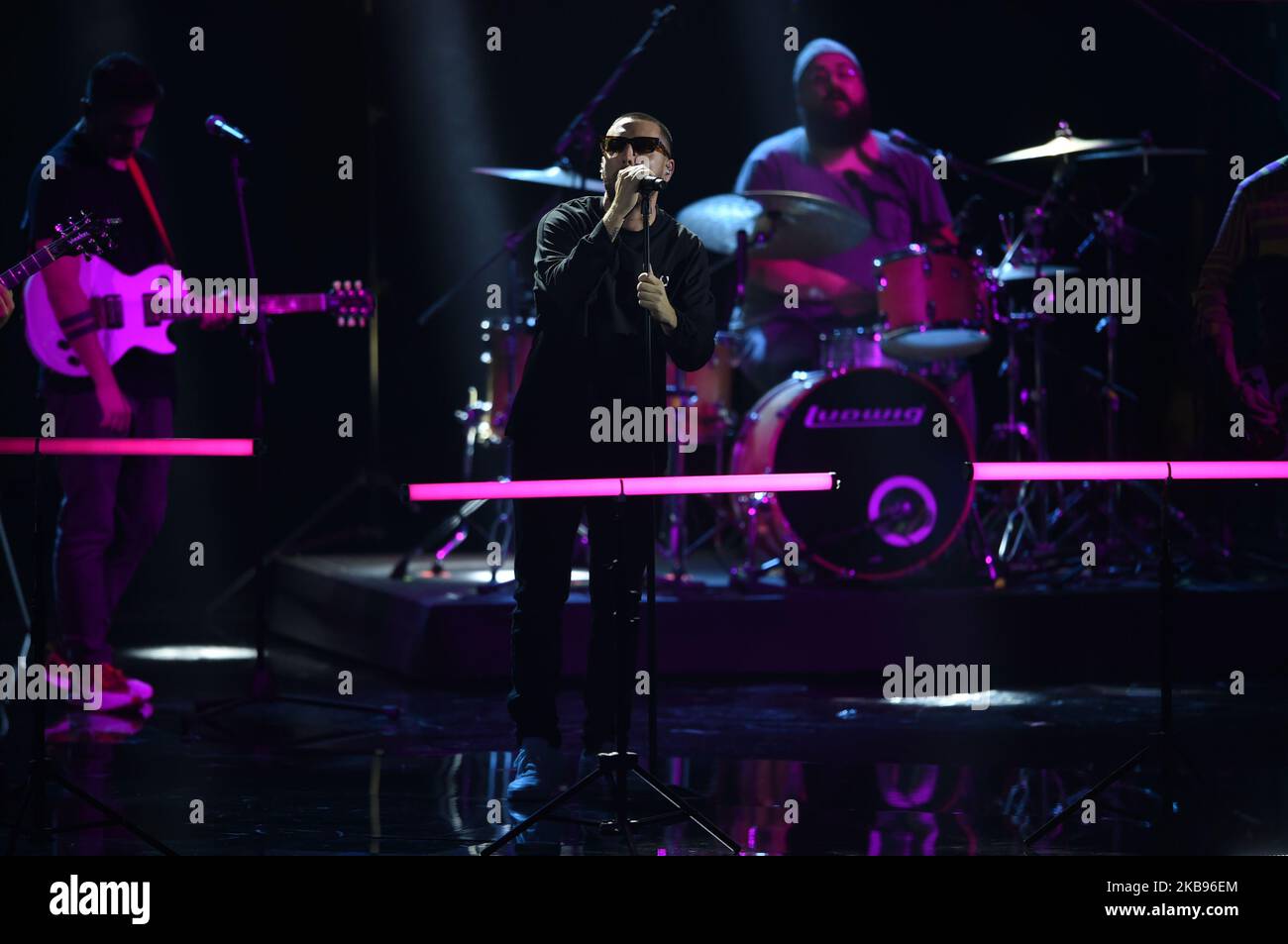 Coez chante lors de la première édition live de 13th de la version italienne du spectacle international de talents X Factor le 24 octobre 2019 à Candy Arena à Monza, Italie. (Photo par Andrea Diodato/NurPhoto) Banque D'Images
