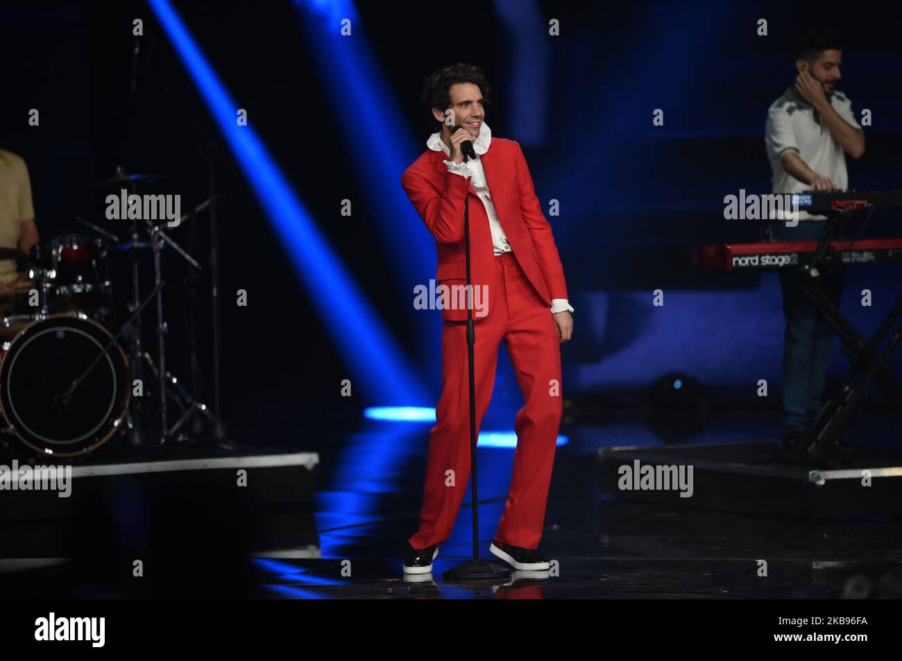 Mika chante lors de la première édition live de 13th de la version italienne du spectacle international de talents X Factor le 24 octobre 2019 à Candy Arena à Monza, Italie. (Photo par Andrea Diodato/NurPhoto) Banque D'Images
