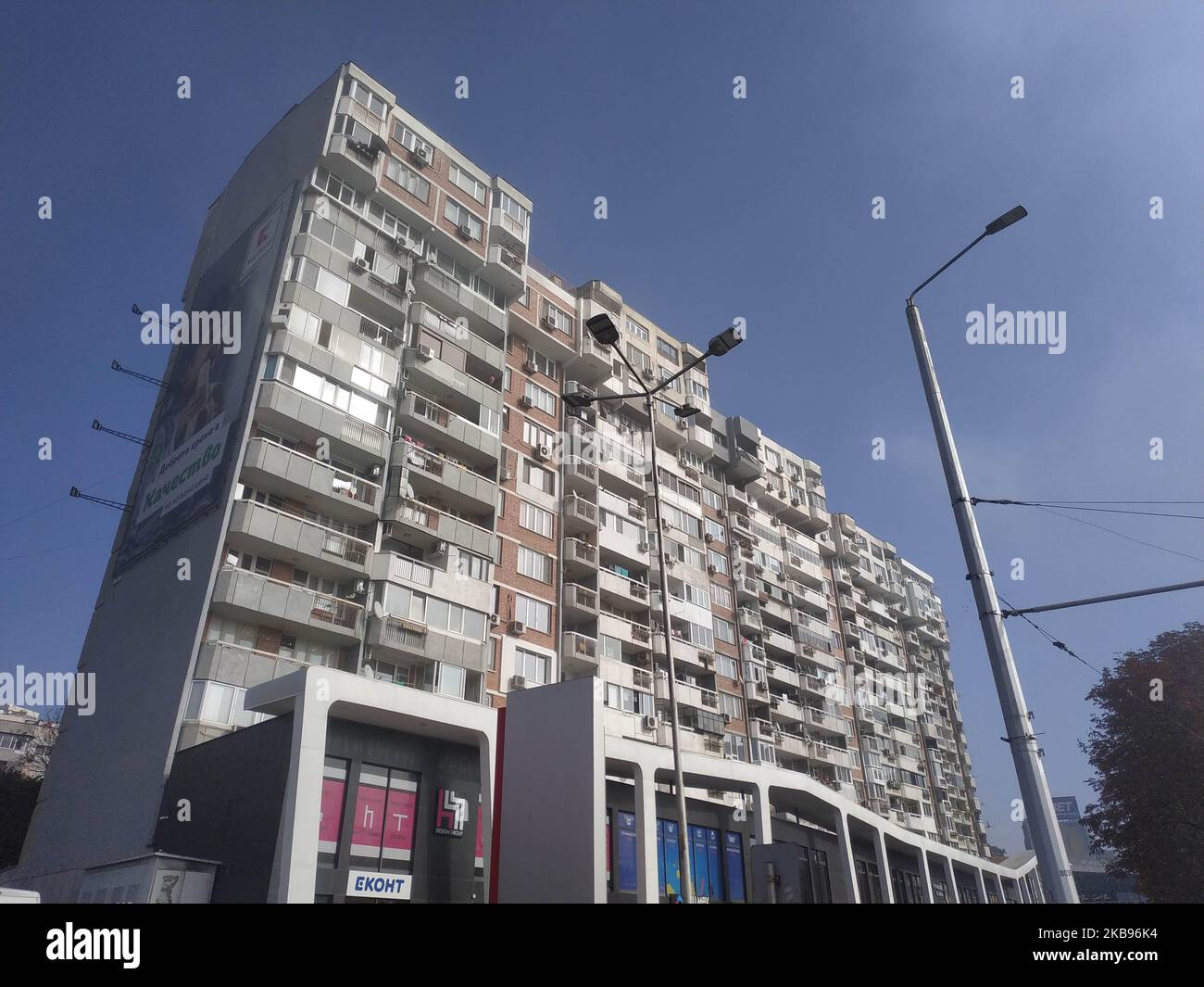 Une vue du bâtiment dans la ville bulgare de la mer Noire de Varna à l'est de la Caprifal Sofia où est situé le bureau de la compagnie possédé le camion où 39 corps ont été trouvés à l'arrière d'un camion réfrigéré dans l'Essex. La police a lié l'incident à un réseau de contrebande irlandais, connu pour avoir effectué une route autour de la région de Varna, en Bulgarie, où le camion est enregistré. Mo Robinson d'Irelandis du Nord étant détenu sur suspicion de meurtre après que 39 personnes ont été trouvées mortes dans l'arrière de son camion. Photo de: Petar Petrov /impact Press Group/NurPhoto Banque D'Images