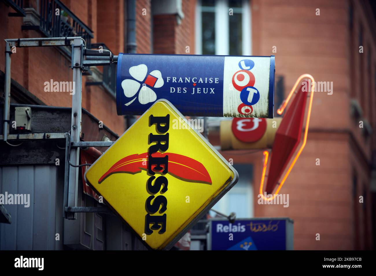 Symbole du FDJ. Le gouvernement français, qui détient actuellement 72% de FDJ, a décidé de rendre publique l'entreprise et de vendre 50% de sa propriété. Le FDJ (français des Jeux) est l'opérateur des jeux de loterie nationaux en France. Le gouvernement de Macron lancera la privatisation en novembre 2019. Beaucoup remettent en question cette privatisation pour le risque de jeu pathologique croissant et moins d'argent pour l'État français. Toulouse. France. 25 octobre 2019. (Photo d'Alain Pitton/NurPhoto) Banque D'Images