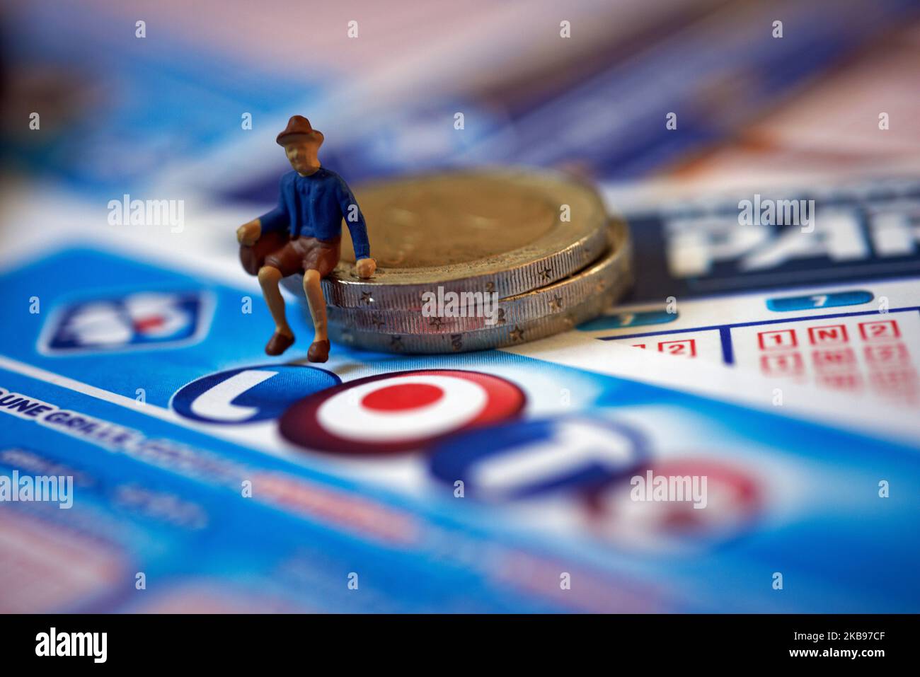 Le gouvernement français, qui détient actuellement 72% de FDJ, a décidé de rendre publique l'entreprise et de vendre 50% de sa propriété. Le FDJ (français des Jeux) est l'opérateur des jeux de loterie nationaux en France. Le gouvernement de Macron lancera la privatisation en novembre 2019. Beaucoup remettent en question cette privatisation pour le risque de jeu pathologique croissant et moins d'argent pour l'État français. Toulouse. France. 25 octobre 2019. (Photo d'Alain Pitton/NurPhoto) Banque D'Images