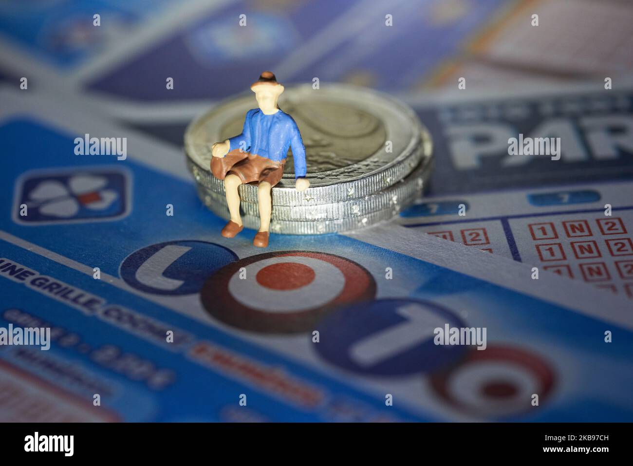 Le gouvernement français, qui détient actuellement 72% de FDJ, a décidé de rendre publique l'entreprise et de vendre 50% de sa propriété. Le FDJ (français des Jeux) est l'opérateur des jeux de loterie nationaux en France. Le gouvernement de Macron lancera la privatisation en novembre 2019. Beaucoup remettent en question cette privatisation pour le risque de jeu pathologique croissant et moins d'argent pour l'État français. Toulouse. France. 25 octobre 2019. (Photo d'Alain Pitton/NurPhoto) Banque D'Images