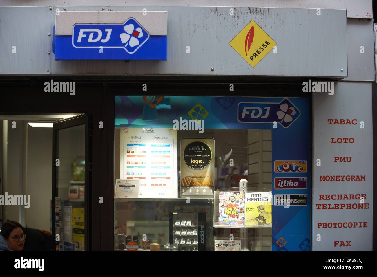 Logo du FDJ sur une fenêtre avant. Le gouvernement français, qui détient actuellement 72% de FDJ, a décidé de rendre publique l'entreprise et de vendre 50% de sa propriété. Le FDJ (français des Jeux) est l'opérateur des jeux de loterie nationaux en France. Le gouvernement de Macron lancera la privatisation en novembre 2019. Beaucoup remettent en question cette privatisation pour le risque de jeu pathologique croissant et moins d'argent pour l'État français. Toulouse. France. 25 octobre 2019. (Photo d'Alain Pitton/NurPhoto) Banque D'Images