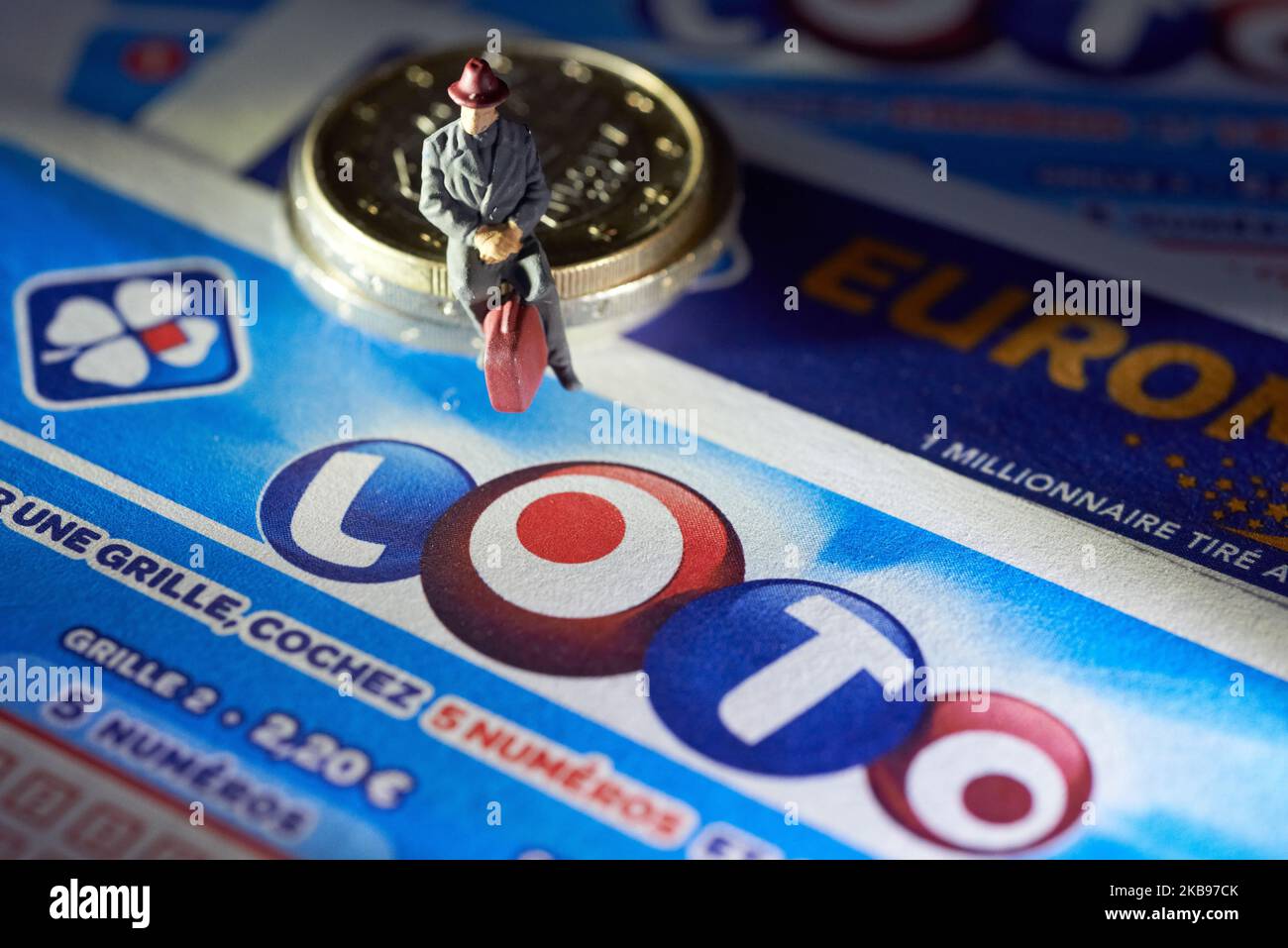 Le gouvernement français, qui détient actuellement 72% de FDJ, a décidé de rendre publique l'entreprise et de vendre 50% de sa propriété. Le FDJ (français des Jeux) est l'opérateur des jeux de loterie nationaux en France. Le gouvernement de Macron lancera la privatisation en novembre 2019. Beaucoup remettent en question cette privatisation pour le risque de jeu pathologique croissant et moins d'argent pour l'État français. Toulouse. France. 25 octobre 2019. (Photo d'Alain Pitton/NurPhoto) Banque D'Images