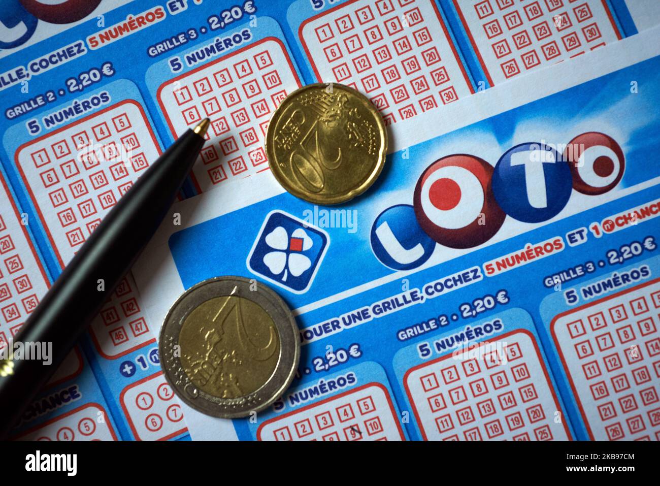Un billet Loto. Le gouvernement français, qui détient actuellement 72% de FDJ, a décidé de rendre publique l'entreprise et de vendre 50% de sa propriété. Le FDJ (français des Jeux) est l'opérateur des jeux de loterie nationaux en France. Le gouvernement de Macron lancera la privatisation en novembre 2019. Beaucoup remettent en question cette privatisation pour le risque de jeu pathologique croissant et moins d'argent pour l'État français. Toulouse. France. 25 octobre 2019. (Photo d'Alain Pitton/NurPhoto) Banque D'Images