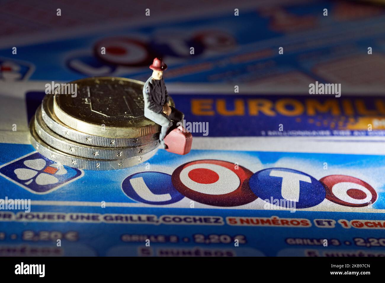 Le gouvernement français, qui détient actuellement 72% de FDJ, a décidé de rendre publique l'entreprise et de vendre 50% de sa propriété. Le FDJ (français des Jeux) est l'opérateur des jeux de loterie nationaux en France. Le gouvernement de Macron lancera la privatisation en novembre 2019. Beaucoup remettent en question cette privatisation pour le risque de jeu pathologique croissant et moins d'argent pour l'État français. Toulouse. France. 25 octobre 2019. (Photo d'Alain Pitton/NurPhoto) Banque D'Images