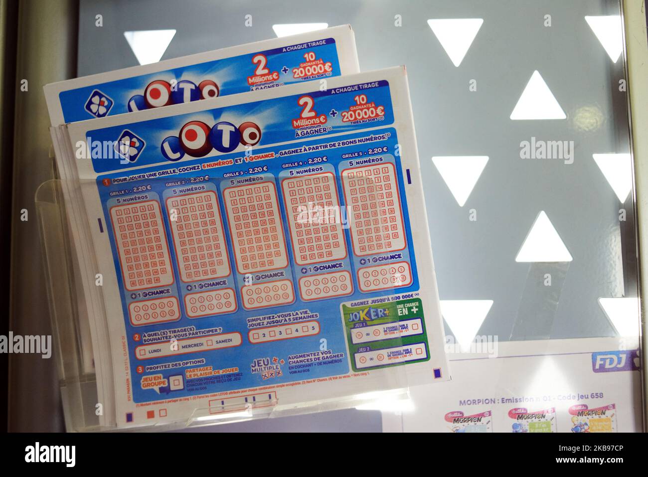 Les billets LOTO dans un atelier. Le gouvernement français, qui détient actuellement 72% de FDJ, a décidé de rendre publique l'entreprise et de vendre 50% de sa propriété. Le FDJ (français des Jeux) est l'opérateur des jeux de loterie nationaux en France. Le gouvernement de Macron lancera la privatisation en novembre 2019. Beaucoup remettent en question cette privatisation pour le risque de jeu pathologique croissant et moins d'argent pour l'État français. Toulouse. France. 25 octobre 2019. (Photo d'Alain Pitton/NurPhoto) Banque D'Images