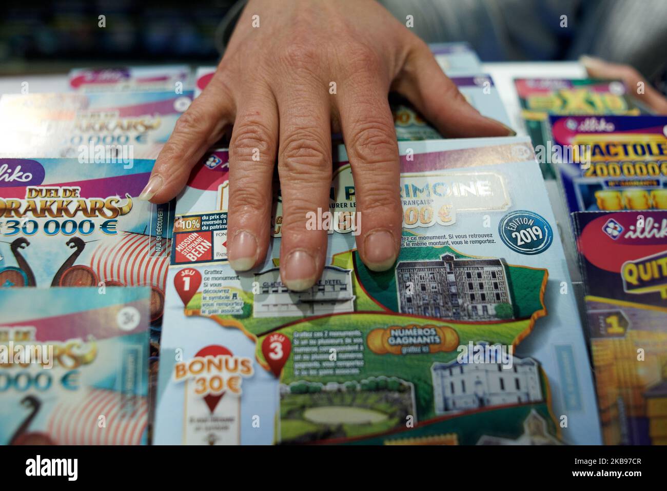 Le gouvernement français, qui détient actuellement 72% de FDJ, a décidé de rendre publique l'entreprise et de vendre 50% de sa propriété. Le FDJ (français des Jeux) est l'opérateur des jeux de loterie nationaux en France. Le gouvernement de Macron lancera la privatisation en novembre 2019. Beaucoup remettent en question cette privatisation pour le risque de jeu pathologique croissant et moins d'argent pour l'État français. Toulouse. France. 25 octobre 2019. (Photo d'Alain Pitton/NurPhoto) Banque D'Images