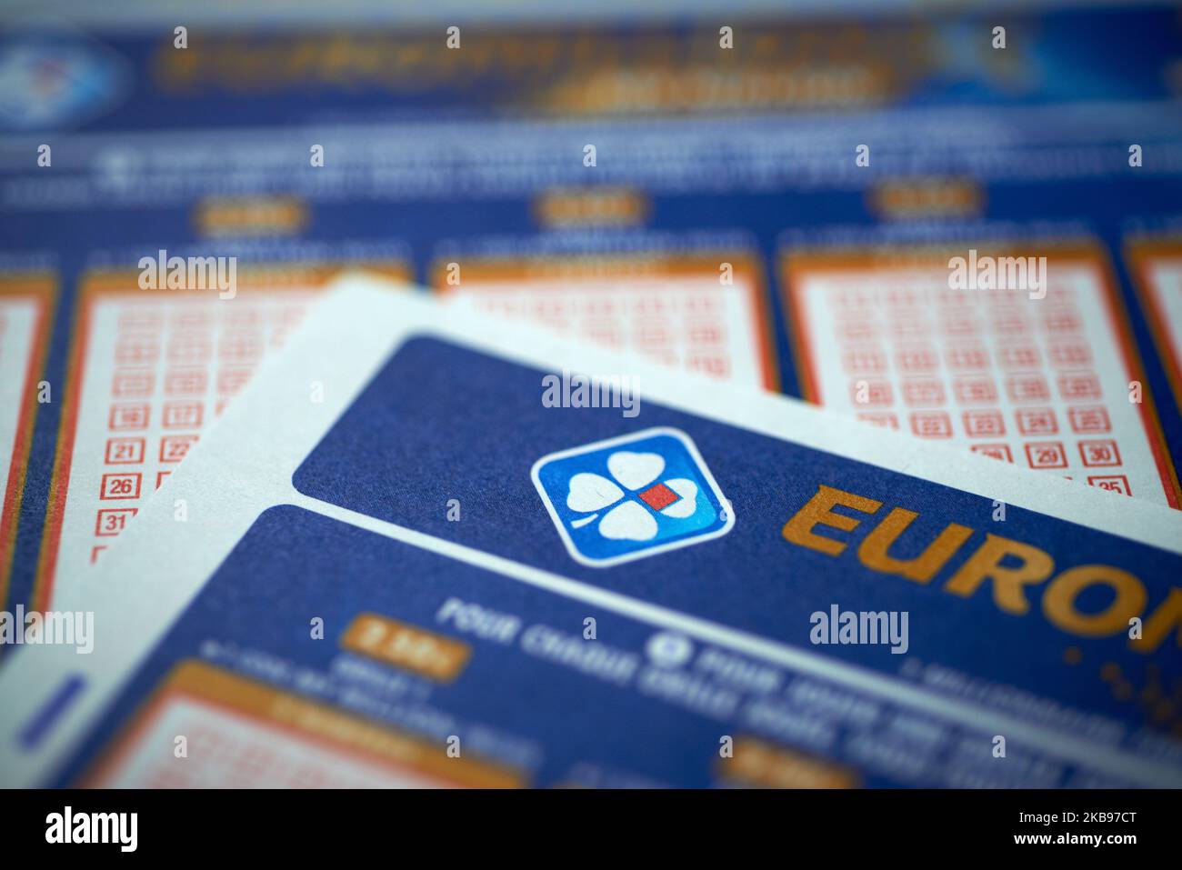Logo du FDJ sur un billet EuroMillions. Le gouvernement français, qui détient actuellement 72% de FDJ, a décidé de rendre publique l'entreprise et de vendre 50% de sa propriété. Le FDJ (français des Jeux) est l'opérateur des jeux de loterie nationaux en France. Le gouvernement de Macron lancera la privatisation en novembre 2019. Beaucoup remettent en question cette privatisation pour le risque de jeu pathologique croissant et moins d'argent pour l'État français. Toulouse. France. 25 octobre 2019. (Photo d'Alain Pitton/NurPhoto) Banque D'Images