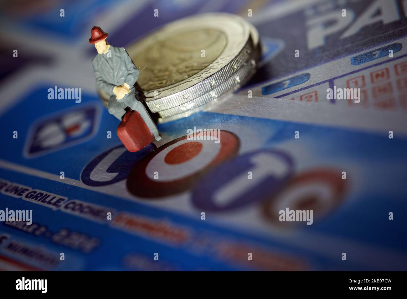 Le gouvernement français, qui détient actuellement 72% de FDJ, a décidé de rendre publique l'entreprise et de vendre 50% de sa propriété. Le FDJ (français des Jeux) est l'opérateur des jeux de loterie nationaux en France. Le gouvernement de Macron lancera la privatisation en novembre 2019. Beaucoup remettent en question cette privatisation pour le risque de jeu pathologique croissant et moins d'argent pour l'État français. Toulouse. France. 25 octobre 2019. (Photo d'Alain Pitton/NurPhoto) Banque D'Images