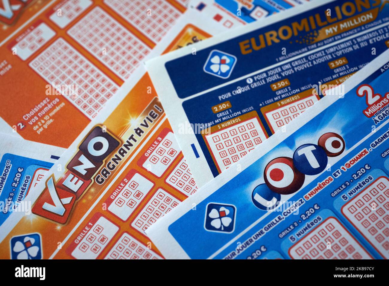 Différents billets de loterie par le FDJ : Loto, Euromillions et Keno. Le gouvernement français, qui détient actuellement 72% de FDJ, a décidé de rendre publique l'entreprise et de vendre 50% de sa propriété. Le FDJ (français des Jeux) est l'opérateur des jeux de loterie nationaux en France. Le gouvernement de Macron lancera la privatisation en novembre 2019. Beaucoup remettent en question cette privatisation pour le risque de jeu pathologique croissant et moins d'argent pour l'État français. Toulouse. France. 25 octobre 2019. (Photo d'Alain Pitton/NurPhoto) Banque D'Images