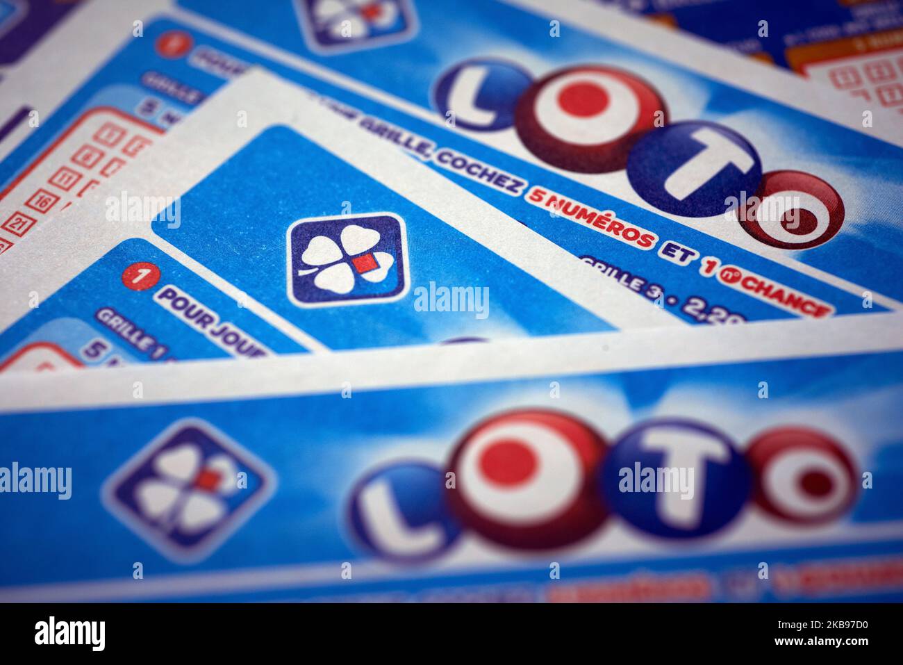 Logo du FDJ (un trèfle) sur un billet Loto. Le gouvernement français, qui détient actuellement 72% de FDJ, a décidé de rendre publique l'entreprise et de vendre 50% de sa propriété. Le FDJ (français des Jeux) est l'opérateur des jeux de loterie nationaux en France. Le gouvernement de Macron lancera la privatisation en novembre 2019. Beaucoup remettent en question cette privatisation pour le risque de jeu pathologique croissant et moins d'argent pour l'État français. Toulouse. France. 25 octobre 2019. (Photo d'Alain Pitton/NurPhoto) Banque D'Images