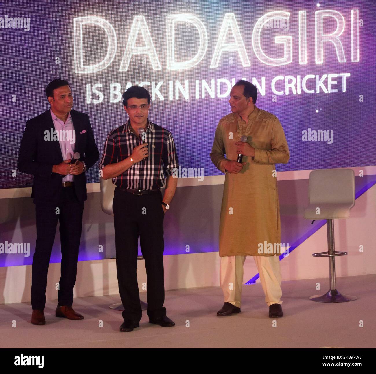 Sourav Ganguly (C) , le Président du Conseil de contrôle du cricket en Inde (BCCI) ainsi que d'anciens Cricketers indiens Mohammad Azharuddin (R) et Vangipurapu Venkata Sai Laxman (L) regardent au cours d'un programme de felitation au stade Eden Gardens Cricket Stadium à Kolkata sur 25 octobre 2019. L'Association de cricket du Bengal (CAB) a organisé le programme pour féliciter Gangouly d'être devenu le président de la BCCI. (Photo de Debajyoti Chakraborty/NurPhoto) Banque D'Images