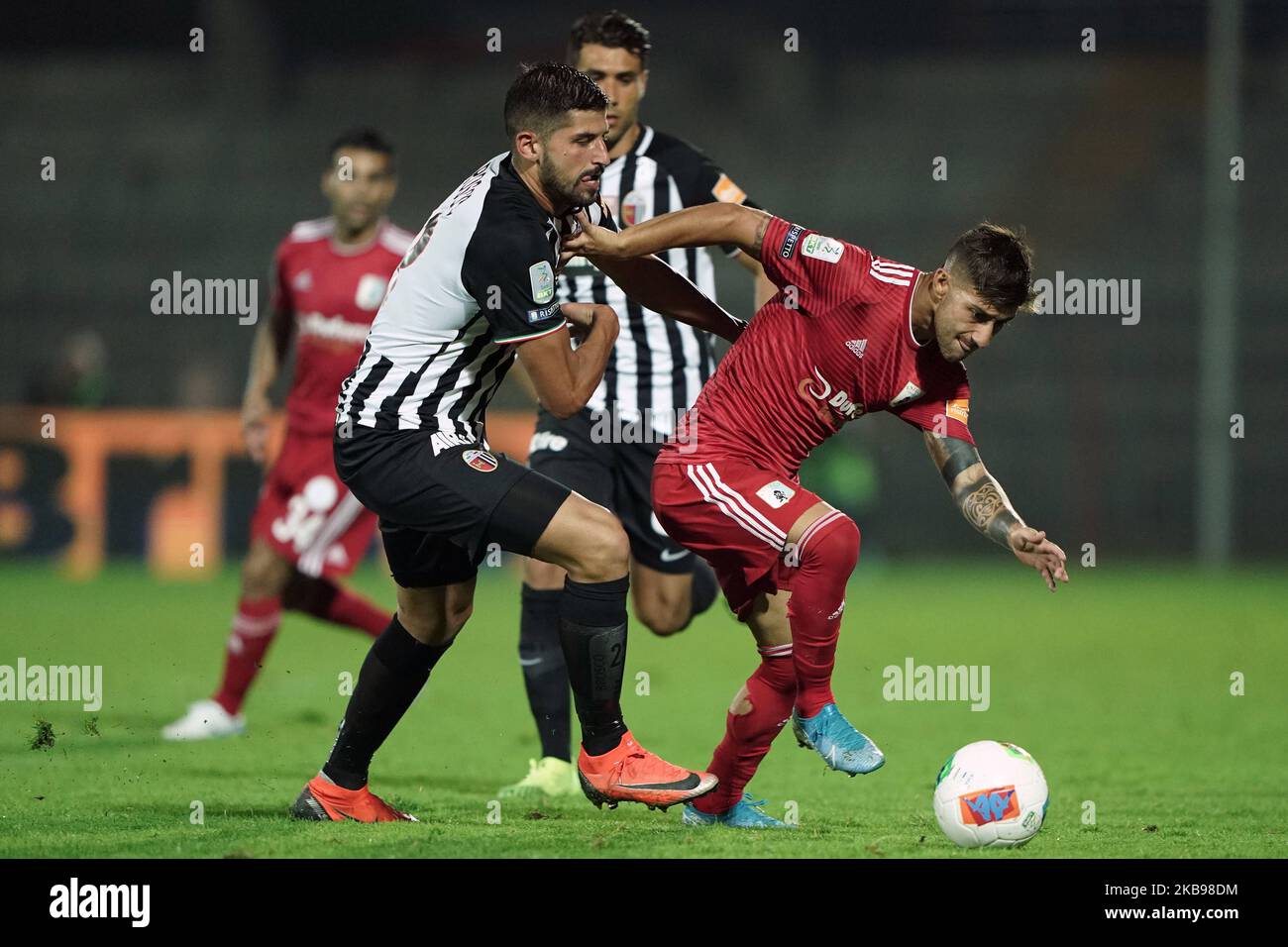 Salvatore d'Elia d'Ascoli Calcio 1898 FC et Giuseppe de Luca de Virtus Entella se battent pour le ballon pendant le match italien série B 2019/2020 entre Ascoli Calcio 1898 FC et Virtus Entella au Stadio Cino e Lillo Del Duca sur 25 octobre 2019 à Ascoli Piceno, Italie. (Photo de Danilo Di Giovanni/NurPhoto) Banque D'Images