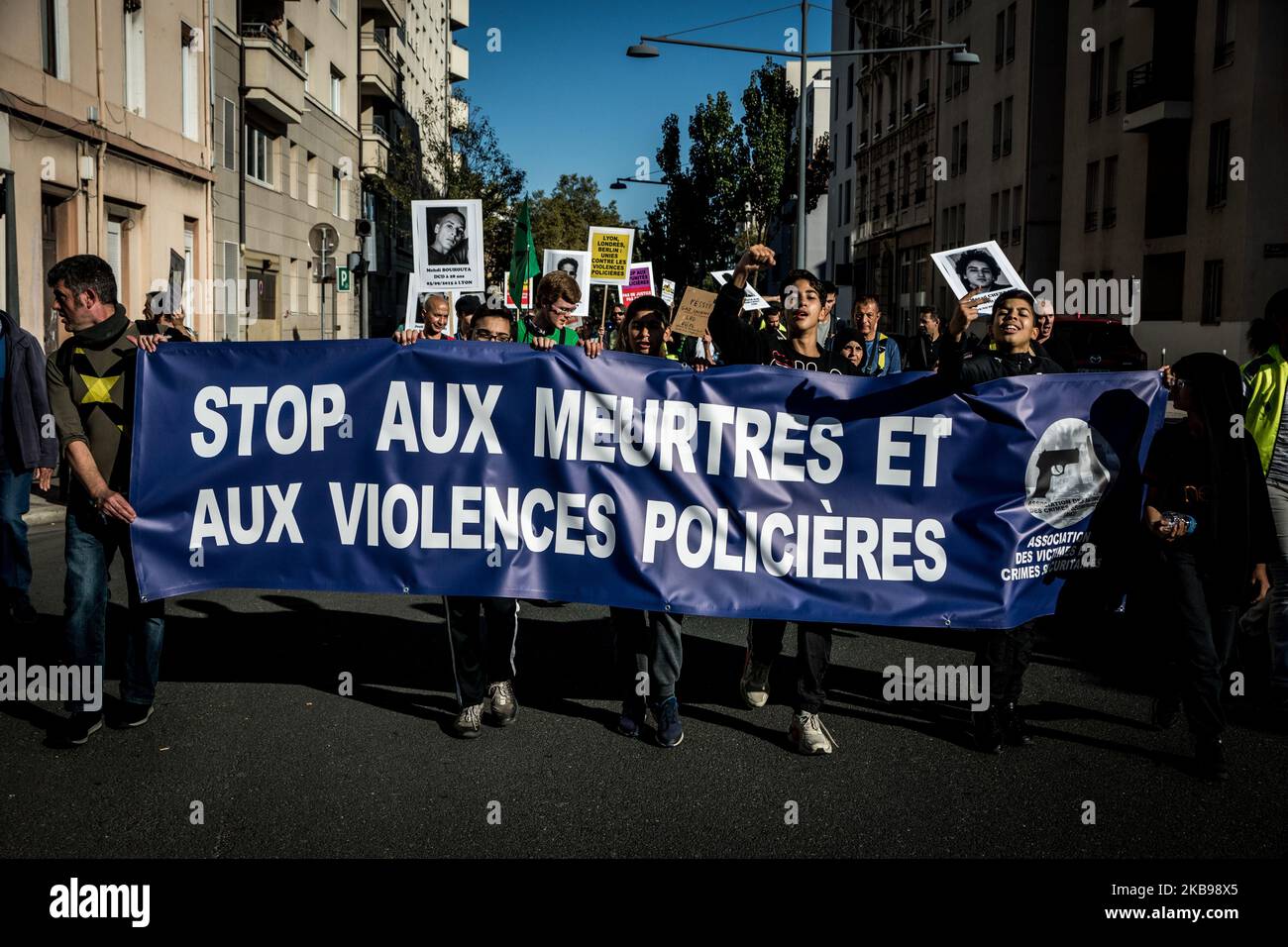 Manifestation contre la violence policière à Lyon, France, le 26 octobre 2019, à l'appel de l'association des victimes de crimes de sécurité (Association des Vices des crimes Sécuritaire) et accompagnée de gilets jaunes. (Photo de Nicolas Liponne/NurPhoto) Banque D'Images