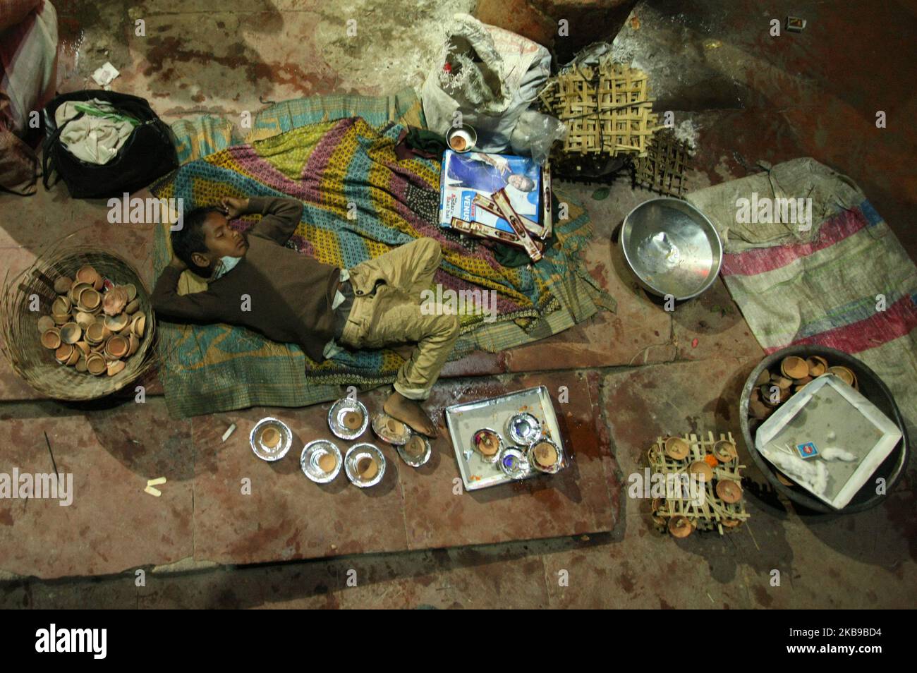 Un garçon indien tekes repose sur les rives de la rivière Mandakini (photo de Ritesh Shukla/NurPhoto) Banque D'Images