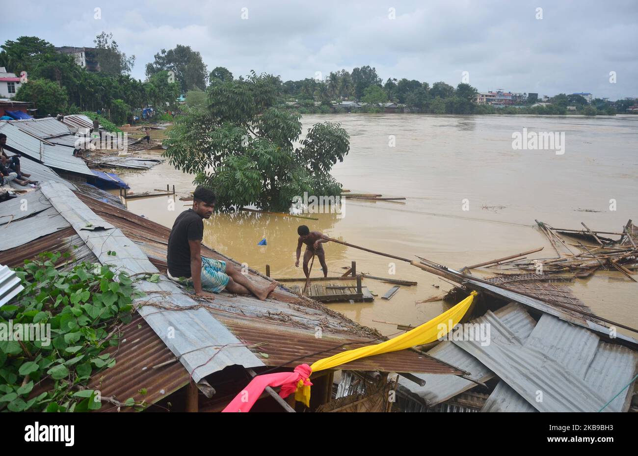 Les résidents s'assoient au sommet d'un toit dans leur maison submergée à Walford, dans l'État nord-est du Nagaland, à Dimapur, en Inde, le dimanche 27 octobre 2019. Des milliers de personnes ont été déplacées après le débordement de la rivière Dhanshari après une pluie incessante dans l'État, provoquant des inondations massives et un glissement de terrain majeur coupant la National Highway 29 qui relie l'État voisin Manipur. (Photo de Caisii Mao/NurPhoto) Banque D'Images