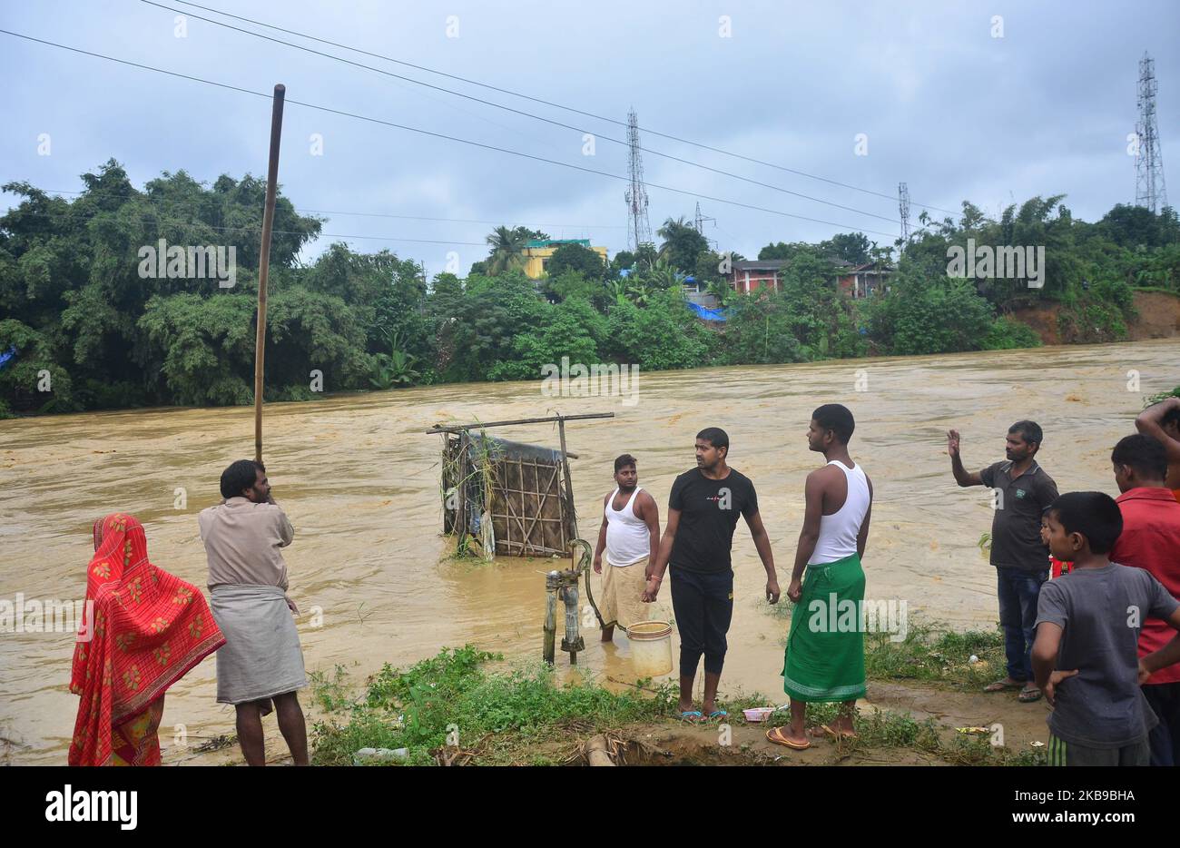 Les résidents observent le débordement de la rivière Dhansari à Full Nagarjan à Dimapur, en Inde, dans l'État du Nagaland, au nord-est du pays, le dimanche 27 octobre 2019. Des milliers de personnes ont été déplacées après le débordement de la rivière Dhanshari après une pluie incessante dans l'État, provoquant des inondations massives et un glissement de terrain majeur coupant la National Highway 29 qui relie l'État voisin Manipur. (Photo de Caisii Mao/NurPhoto) Banque D'Images