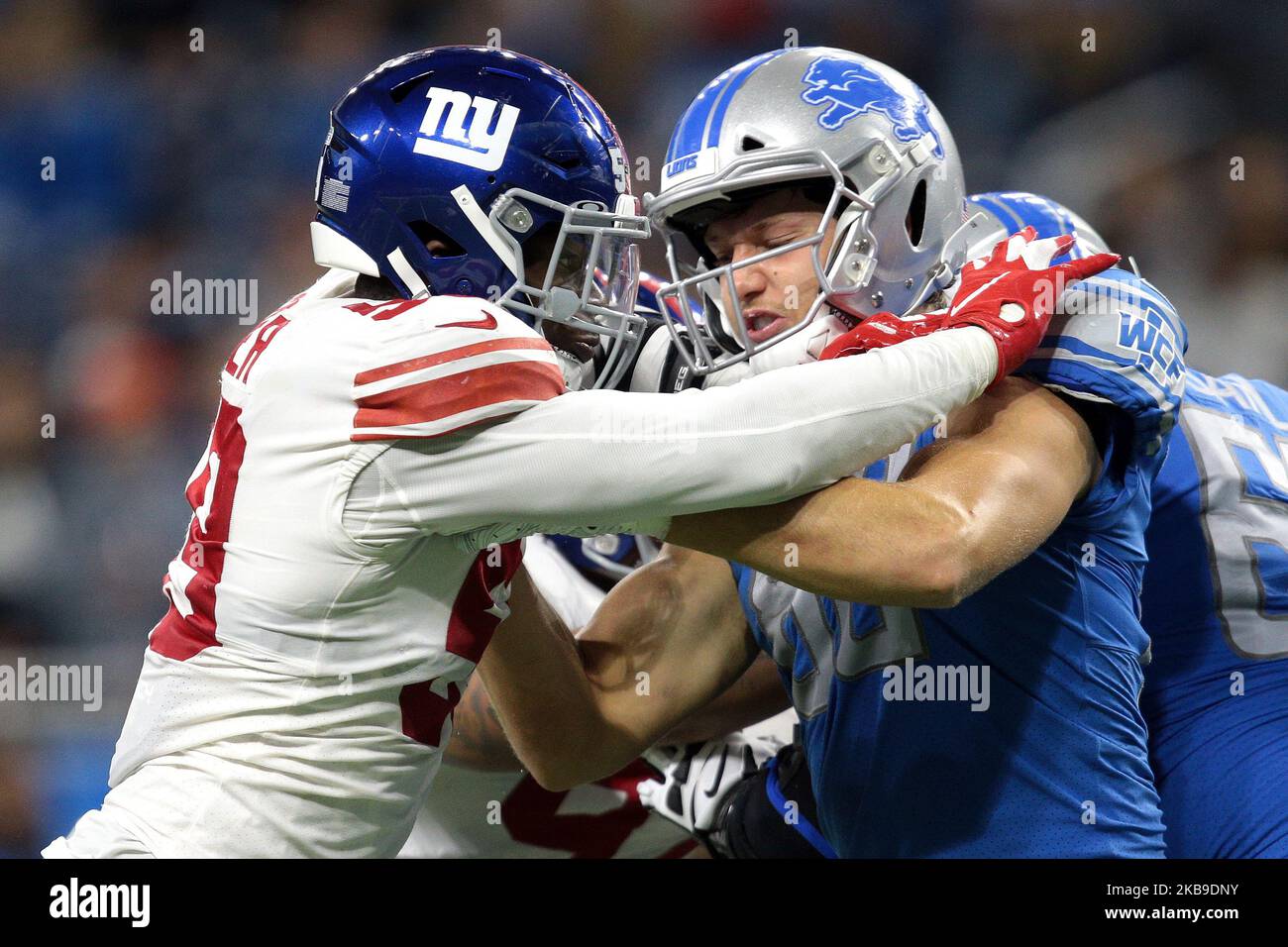 Detroit Lions Tight End T.J. Hockenson (88) défend contre le linebacker des New York Giants Lorenzo carter (59) lors de la deuxième moitié d'un match de football de la NFL à Detroit, Michigan, États-Unis, dimanche, 27 octobre 2019 (photo de Jorge Lemus/NurPhoto) Banque D'Images Detroit Lions Tight End T.J. Hockenson (88) défend contre le linebacker des New York Giants Lorenzo carter (59) lors de la deuxième moitié d'un match de football de la NFL à Detroit, Michigan, États-Unis, dimanche, 27 octobre 2019 (photo de Jorge Lemus/NurPhoto) Banque D'Images
