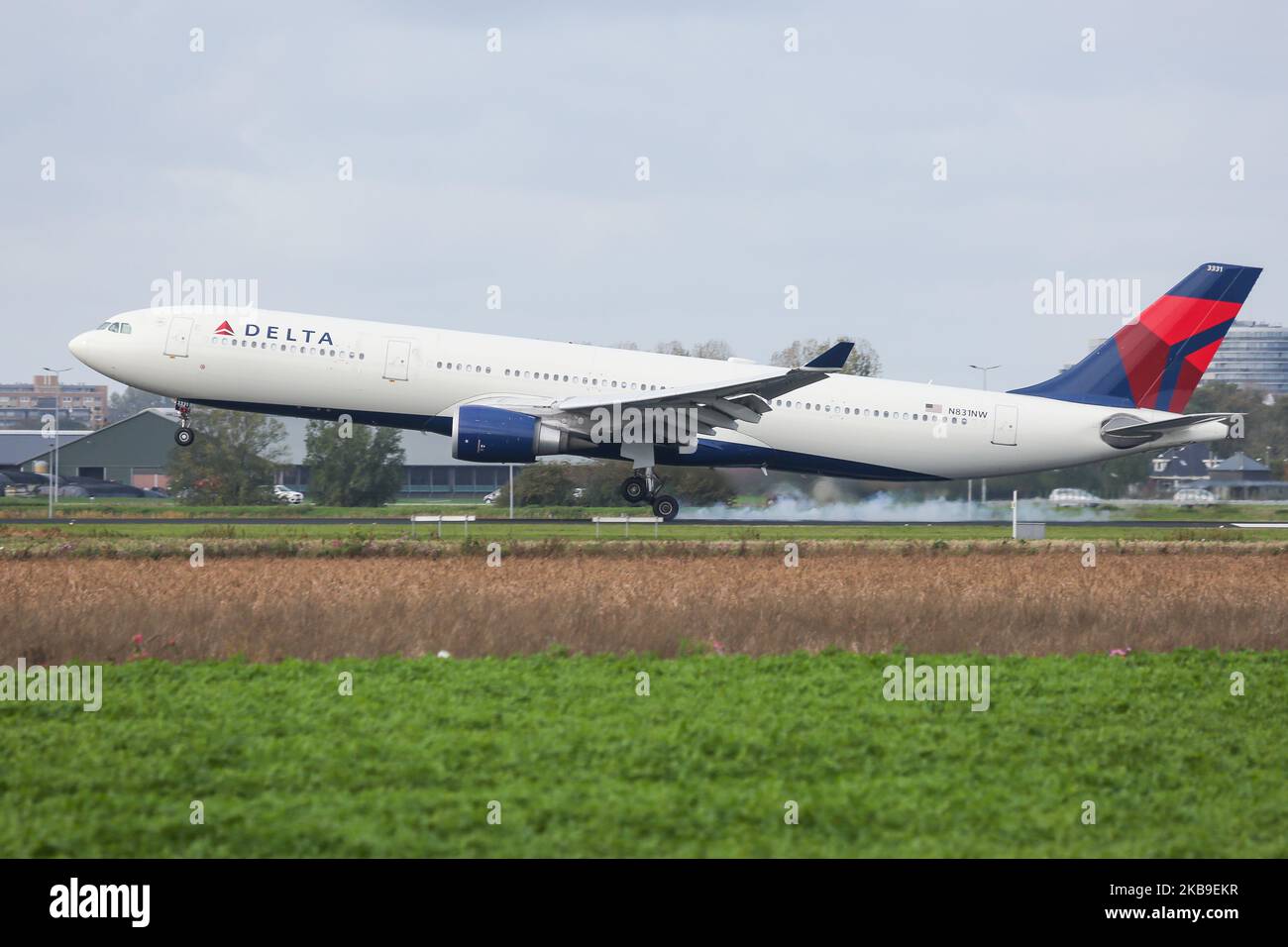Delta Air Lines Airbus A330-300 tel qu'observé lors d'une approche finale à l'atterrissage à l'aéroport international d'Amsterdam Schiphol AMS EHAM aux pays-Bas. L'avion Airbus A333 possède 2x moteurs de jet GE. ETOPS et l'enregistrement N831NW. Delta relie la ville néerlandaise via des vols long-courriers transatlantiques et des avions de ligne à gros corps à Atlanta, Boston, Detroit, Minneapolis St. Paul, New York JFK, Orlando, Portland OR, Salt Lake City, Seattle Tacoma, Los Angeles et Tampa. Delta Airlines DAL DL est la deuxième compagnie aérienne au monde par les passagers transportés et membre de l'alliance aérienne SkyTeam. Octobre Banque D'Images Delta Air Lines Airbus A330-300 tel qu'observé lors d'une approche finale à l'atterrissage à l'aéroport international d'Amsterdam Schiphol AMS EHAM aux pays-Bas. L'avion Airbus A333 possède 2x moteurs de jet GE. ETOPS et l'enregistrement N831NW. Delta relie la ville néerlandaise via des vols long-courriers transatlantiques et des avions de ligne à gros corps à Atlanta, Boston, Detroit, Minneapolis St. Paul, New York JFK, Orlando, Portland OR, Salt Lake City, Seattle Tacoma, Los Angeles et Tampa. Delta Airlines DAL DL est la deuxième compagnie aérienne au monde par les passagers transportés et membre de l'alliance aérienne SkyTeam. Octobre Banque D'Images