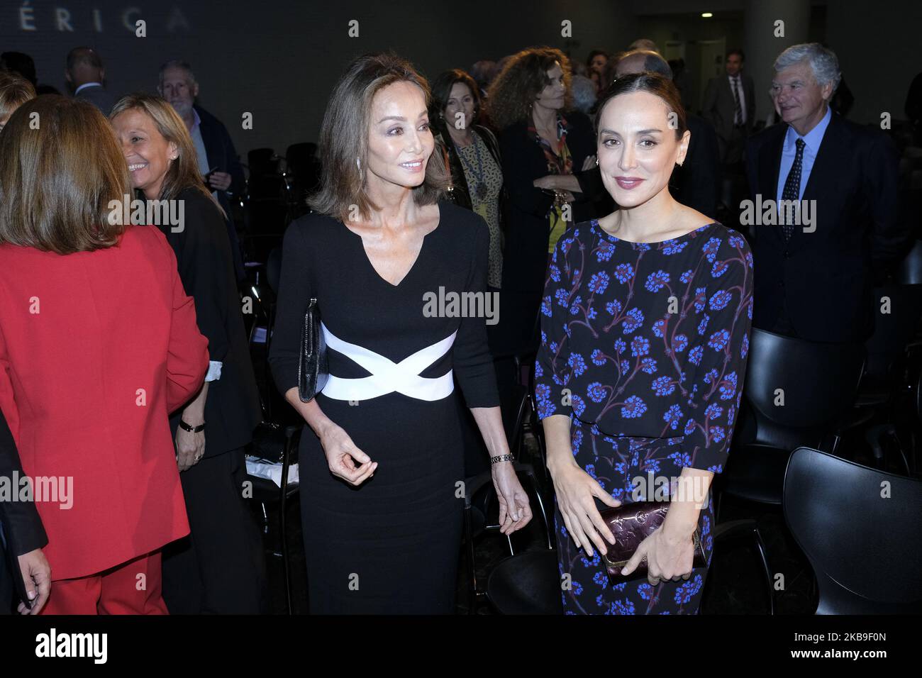 isabel Preysler et Tamara Falco assistent à la présentation du nouveau livre 'Tiempos Recios' à Casa America sur 28 octobre 2019 à Madrid, Espagne. (Photo par Oscar Gonzalez/NurPhoto) Banque D'Images