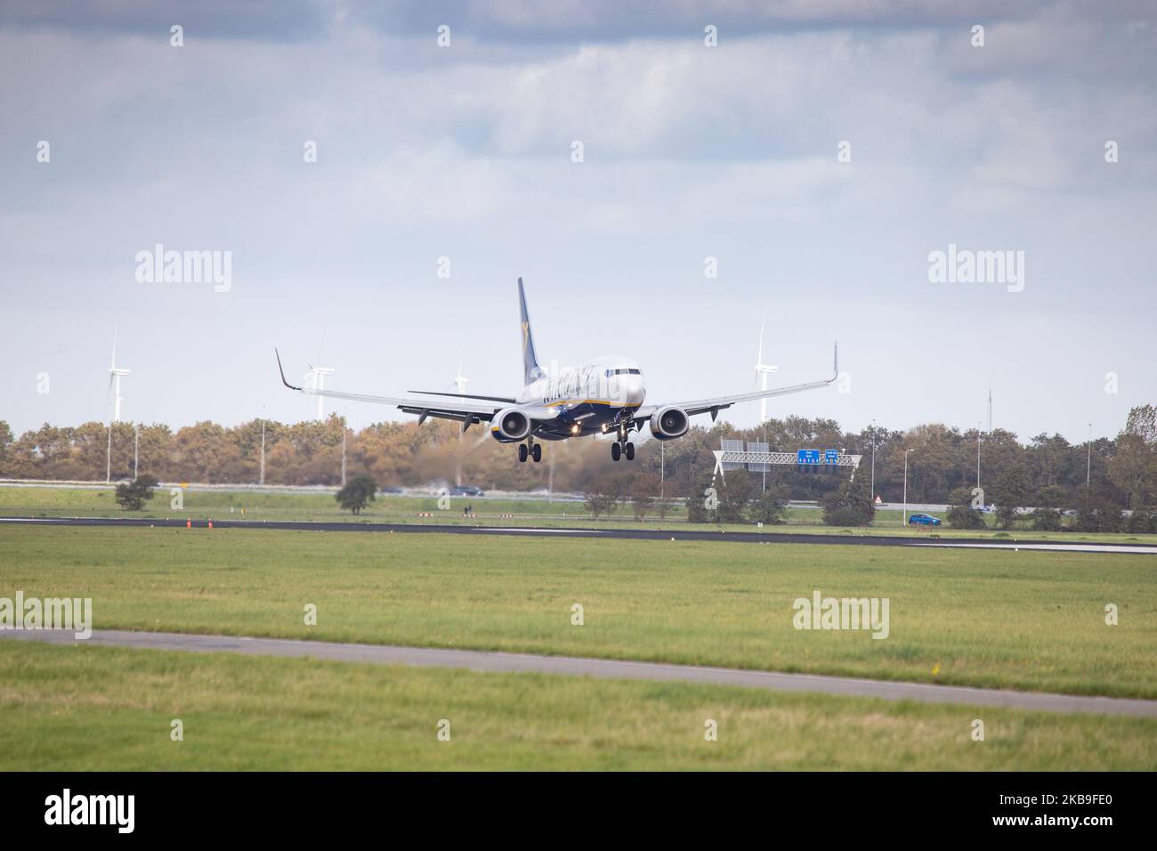 Boeing 737-8AS(WL), transporteur low cost de Ryanair, vu lors de l'approche finale à l'atterrissage sur la piste Polderbaan 18R/36L à l'aéroport international d'Amsterdam Schiphol AMS EHAM aux pays-Bas. Le Boeing 737-800 Next Gen a l'enregistrement EI-DAN avec 2x moteurs CFMI jet. Ryanair RYR FR, le transporteur de budget irlandais, relie la ville néerlandaise à Dublin, en Irlande, et Malaga, en Espagne. Amsterdam, pays-Bas - 27 octobre 2019 (photo de Nicolas Economou/NurPhoto) Banque D'Images