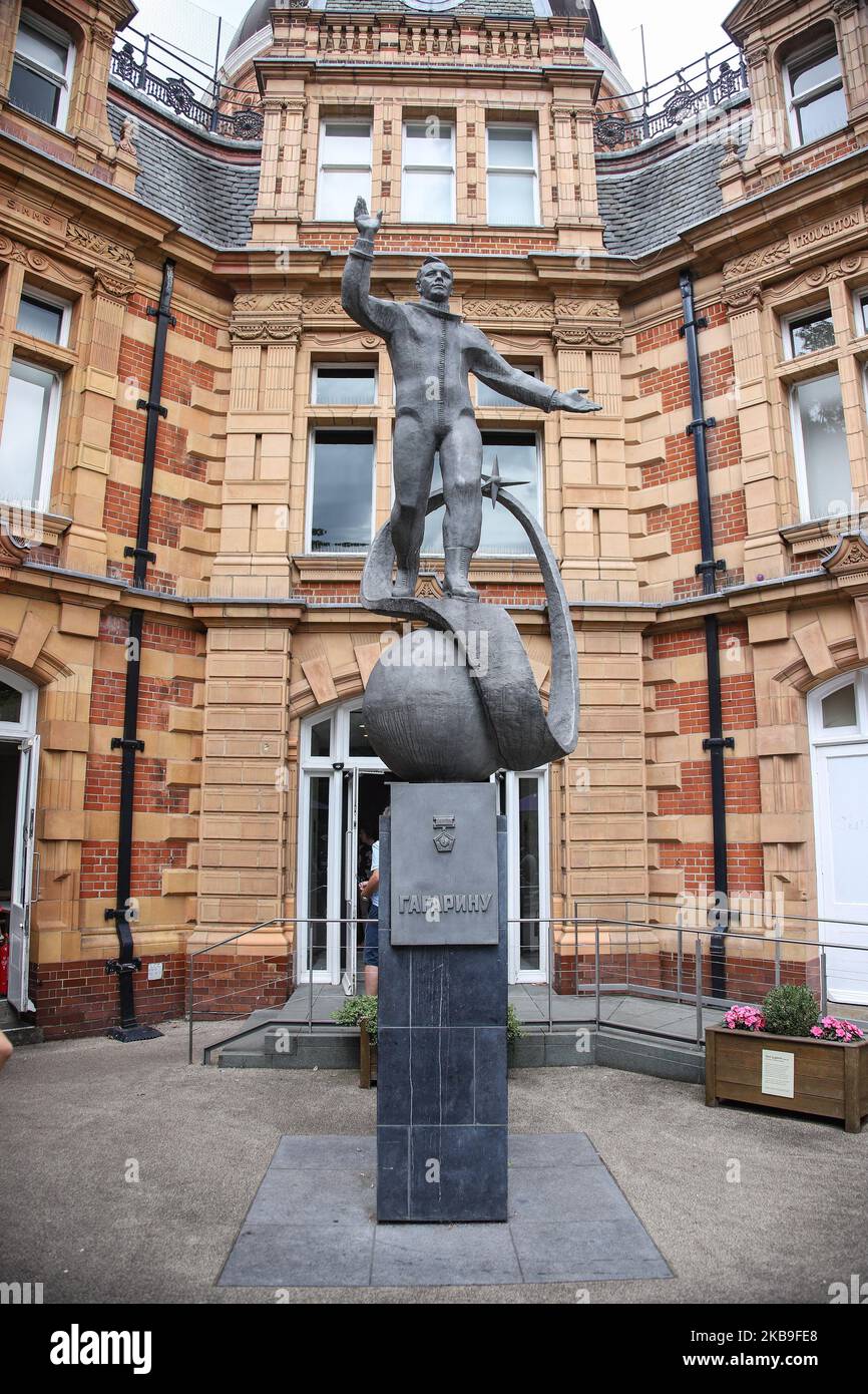 Statue de Yuri Gagarin agitant et montrant la route de la première personne sur le globe dans l'espace de l'Ouer, en face de l'Observatoire royal de Greenwich à Londres, Angleterre, Royaume-Uni. Yuri Alekseyevich Gagarin était un pilote et cosmonaute de l'armée de l'air soviétique. La sculpture de 3,5 mètres, réplique d'Anatoly Novikov à Lyubertsy, est une statue en zinc représentant le cosmonaute portant un espace, elle est située au-dessus de la ligne du méridien, depuis le 7 mars 2013. (Photo de Nicolas Economou/NurPhoto) Banque D'Images