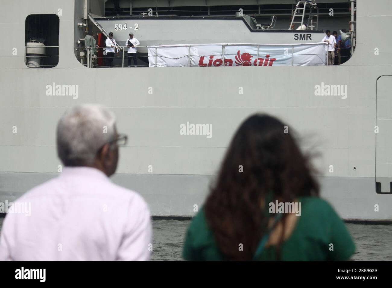 Père de Bhavye Suneja (à gauche), pilote de B737 Max 8 Lion Air qui a été accident dans la mer de Java, assister au port de Tanjung Priok, Jakarta, après que d'autres familles de victimes faisant des fleurs et des prières sur le site de l'accident, mardi, 29 octobre 2019. L'événement a été organisé par la direction de Lion Air pour marquer un an de la catastrophe. (Photo par Aditya Irawan/NurPhoto) Banque D'Images