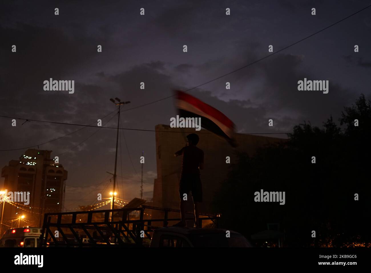Depuis le début de la matinée, des gens sont apparus sur la place de libération, à Bagdad, en Iraq, le 27 octobre 2019, afin de revendiquer des droits pillés. La police anti-émeutes a durement pris les manifestants et a continué à faire des flagues de gaz lacrymogènes sans arrêt. (Photo de Sajad Mohamed Ali/NurPhoto) Banque D'Images