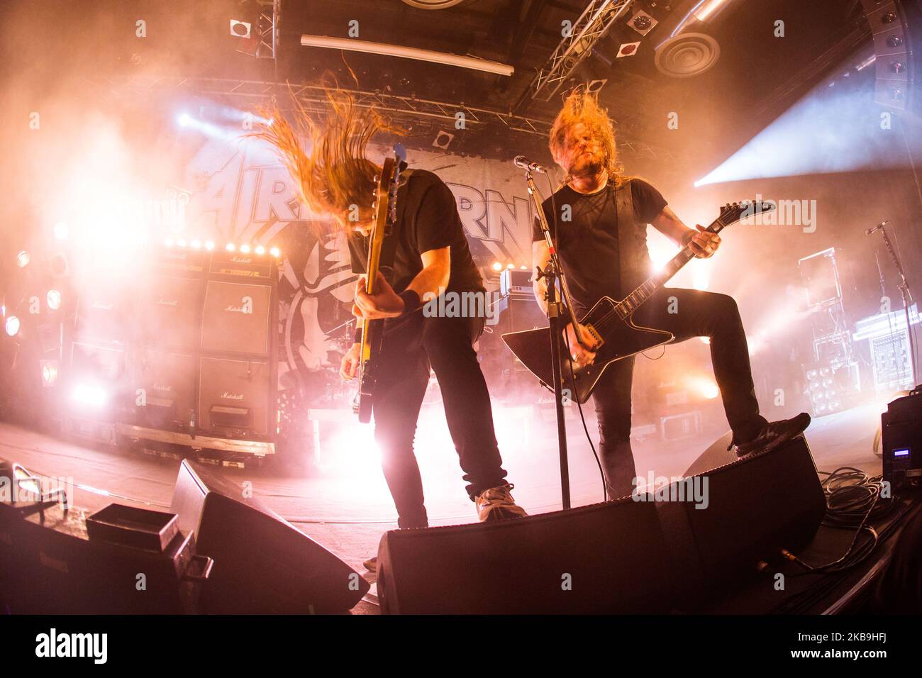 Justin Street (L) et Matt 'Harri' Harrison (R) du groupe australien de hard rock Airbourne se produit à Alcatraz sur 29 octobre 2019 à Milan, en Italie. (Photo par Mairo Cinquetti/NurPhoto) Banque D'Images