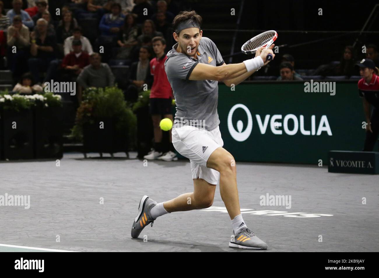 Le Thiem Dominic Thiem d'Austiria fait une balle lors de la ronde masculine de 32 du tournoi de tennis Masters de Paris à Paris, en France, sur 30 octobre 2019 Against Canada's Milos Raonic (photo par Ibrahim Ezzat/NurPhoto) Banque D'Images