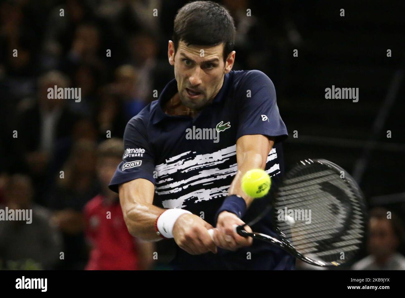 Le Novak Djokovic de Serbie fait une balle lors de la manche masculin de 32 du tournoi de tennis des Masters de Paris contre le Corentin Moutet de France. Sur 30 octobre 2019 à Paris, France. (Photo par Ibrahim Ezzat/NurPhoto) Banque D'Images