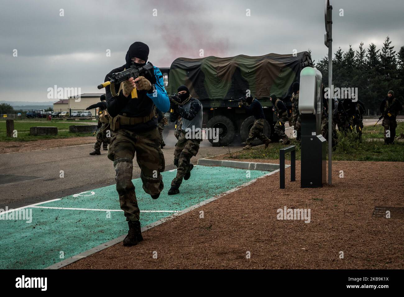 Formation anti-terroriste de la réserve militaire à l'aéroport de Roanne, France, le 30 octobre 2019. Les soldats de la Brigade blindée 2nd (2nd BB), Qui comprend un quartier général, une Compagnie de commandement et de transmissions (2nd CTC), un Centre militaire d'instruction initiale (CFIM) et sept régiments dans le nord-est de la France, formés pendant plusieurs jours en cas de déploiement sous le système sentinelle et d'une attaque terroriste sur le territoire français. (Photo de Nicolas Liponne/NurPhoto) Banque D'Images