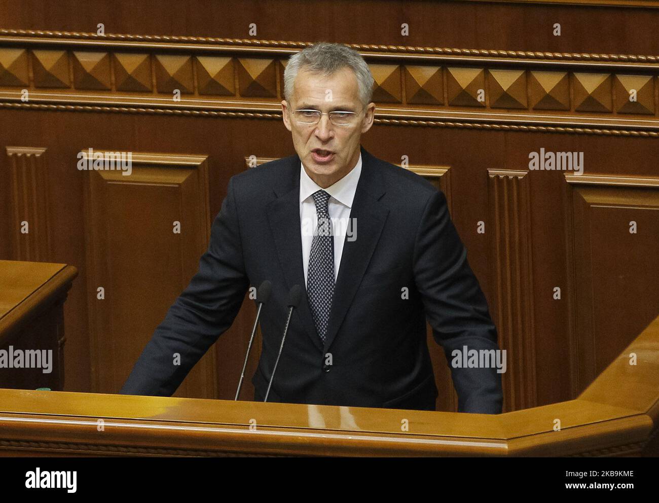 Le Secrétaire général de l'OTAN, M. Jens Stoltenberg, prononce un discours devant les législateurs dans le cadre du Paliament ukrainien à Kiev, en Ukraine, le 31 octobre 2019. Le Secrétaire général de l'OTAN, M. Jens Stoltenberg, a visité les navires de l'OTAN (quatre navires de l'OTAN contre-mesures de mines en provenance de Bulgarie, d'Italie, de Roumanie et d'Espagne amarrés au port d'Odesa, en mer Noire) le 30 octobre, et, avec le Président ukrainien, a participé à la réunion de la Commission OTAN-Ukraine à Kiev le 31 octobre. (Photo par STR/NurPhoto) Banque D'Images