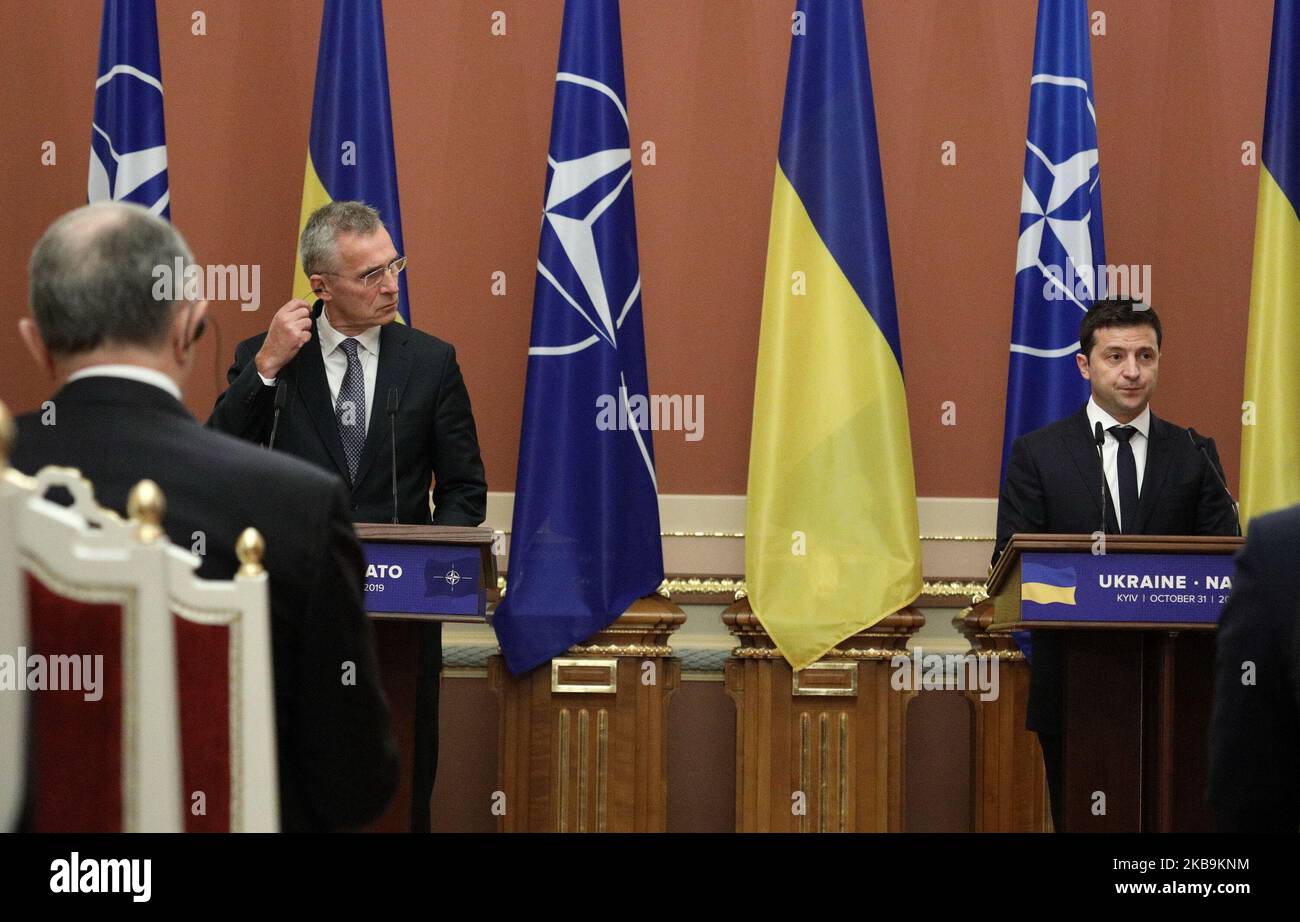 Le président ukrainien Vladimir Zelensky, à droite, et le secrétaire général de l'OTAN Jens Stoltenberg lors d'une réunion avec des représentants des médias à Kiev. Ukraine, jeudi, 31 octobre 2019 (photo de Danil Shamkin/NurPhoto) Banque D'Images