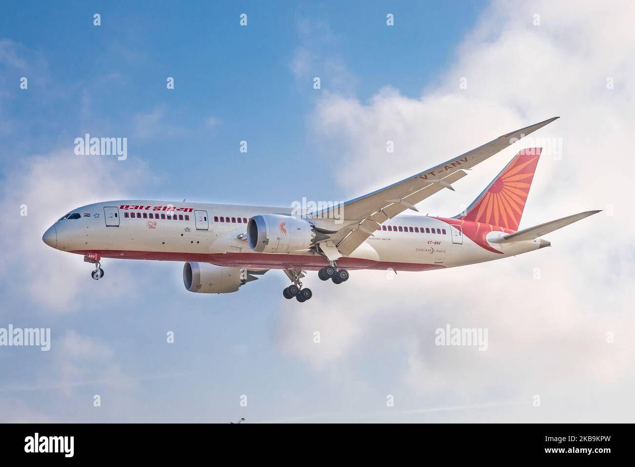 Air India Boeing 787-8 Dreamliner avion vu lors de l'approche finale atterrissage à l'aéroport international de Londres Heathrow LHR EGLL en Angleterre, Royaume-Uni. L'avion Boeing 787 long-courrier à corps large est équipé des moteurs VT-ANV, 2x GE. AirIndia ai AIC est le porte-drapeau de l'Inde et appartient au gouvernement. Le transporteur aérien indien est membre de l'alliance aérienne Star Alliance et relie la capitale britannique à Ahmedabad, Bengaluru, Delhi et Mumbai. (Photo de Nicolas Economou/NurPhoto) Banque D'Images