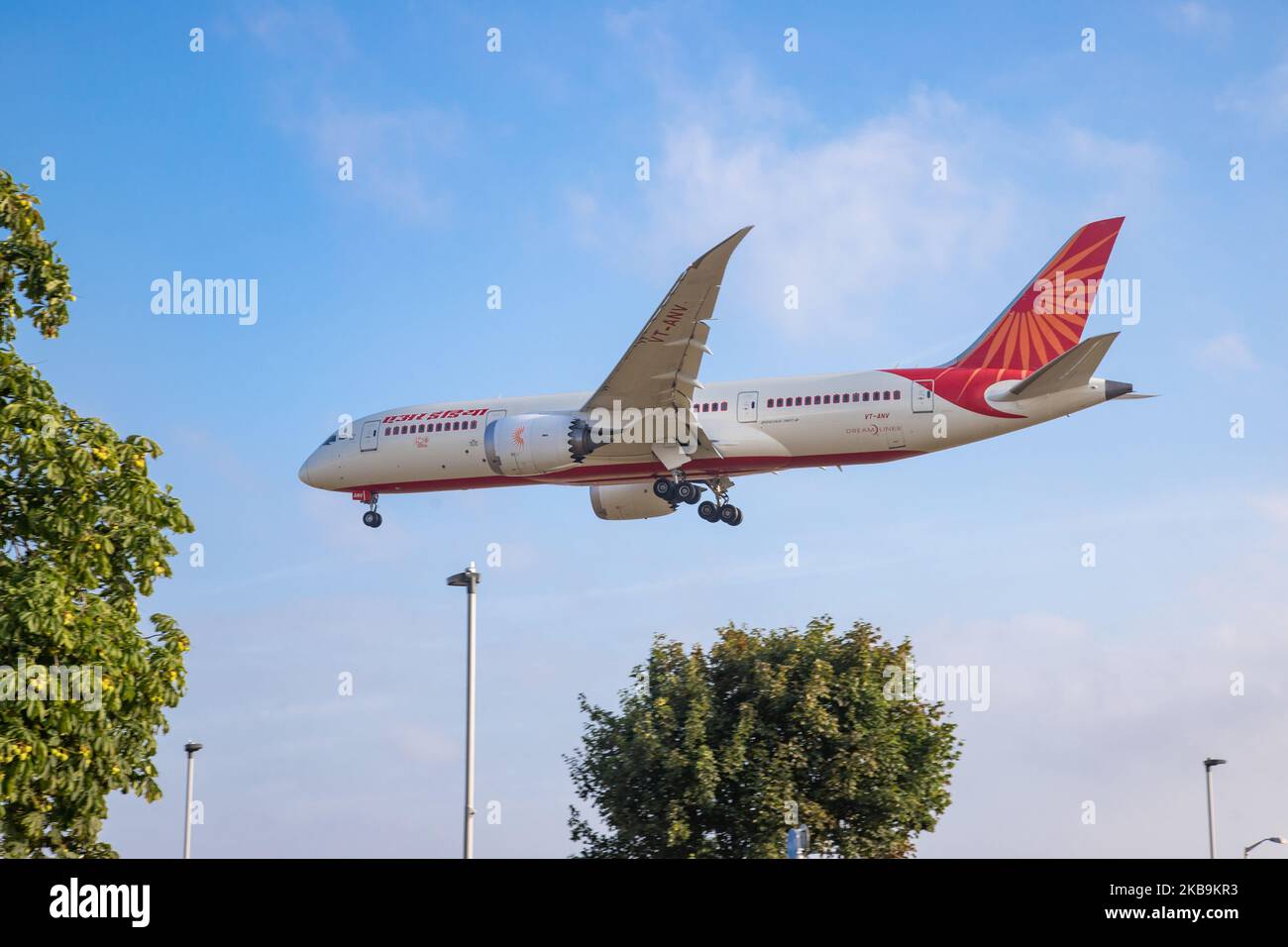 Air India Boeing 787-8 Dreamliner avion vu lors de l'approche finale atterrissage à l'aéroport international de Londres Heathrow LHR EGLL en Angleterre, Royaume-Uni. L'avion Boeing 787 long-courrier à corps large est équipé des moteurs VT-ANV, 2x GE. AirIndia ai AIC est le porte-drapeau de l'Inde et appartient au gouvernement. Le transporteur aérien indien est membre de l'alliance aérienne Star Alliance et relie la capitale britannique à Ahmedabad, Bengaluru, Delhi et Mumbai. (Photo de Nicolas Economou/NurPhoto) Banque D'Images