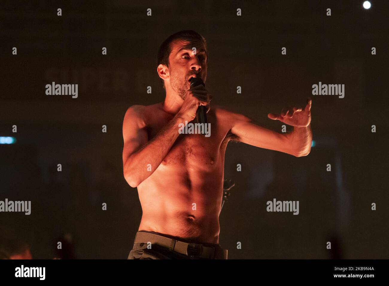 Manuel Cruz, chanteur principal du groupe portugais Ornatos Violeta, se présente à la Super Bock Arena, Pavilhao Rosa Mota, Porto, on 31 octobre 2019. (Photo de Rita Franca/NurPhoto) Banque D'Images