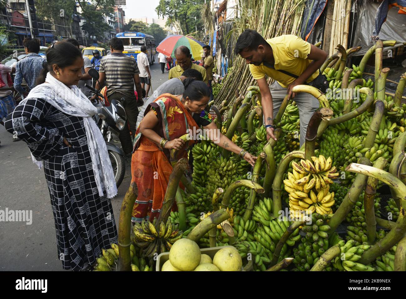 Les clients achètent des articles religieux pour effectuer des prières à la veille du festival Hindu Chhath Puja sur un marché de Kolkata, Inde, 01 novembre 2019. Le Chhath Festival, également connu sous le nom de Surya Pooja, ou culte du soleil, est observé dans plusieurs parties des États indiens célébrés par la communauté Bihari, et voit des dévots adorant le Dieu du soleil sur les rives des rivières ou des petits étangs, et prier pour la longévité et la santé de leur conjoint. (Photo par Indranil Aditya/NurPhoto) Banque D'Images