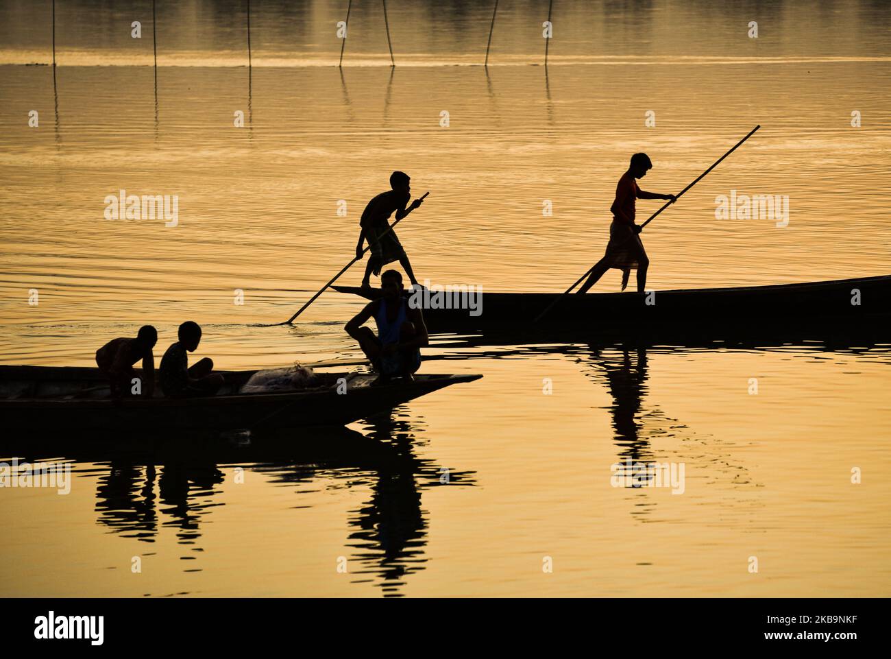 Pêcheurs pêchant dans la rivière Beki au coucher du soleil, dans le district de Barpeta à Assam, en Inde, le 01 novembre 2019. (Photo de David Talukdar/NurPhoto) Banque D'Images