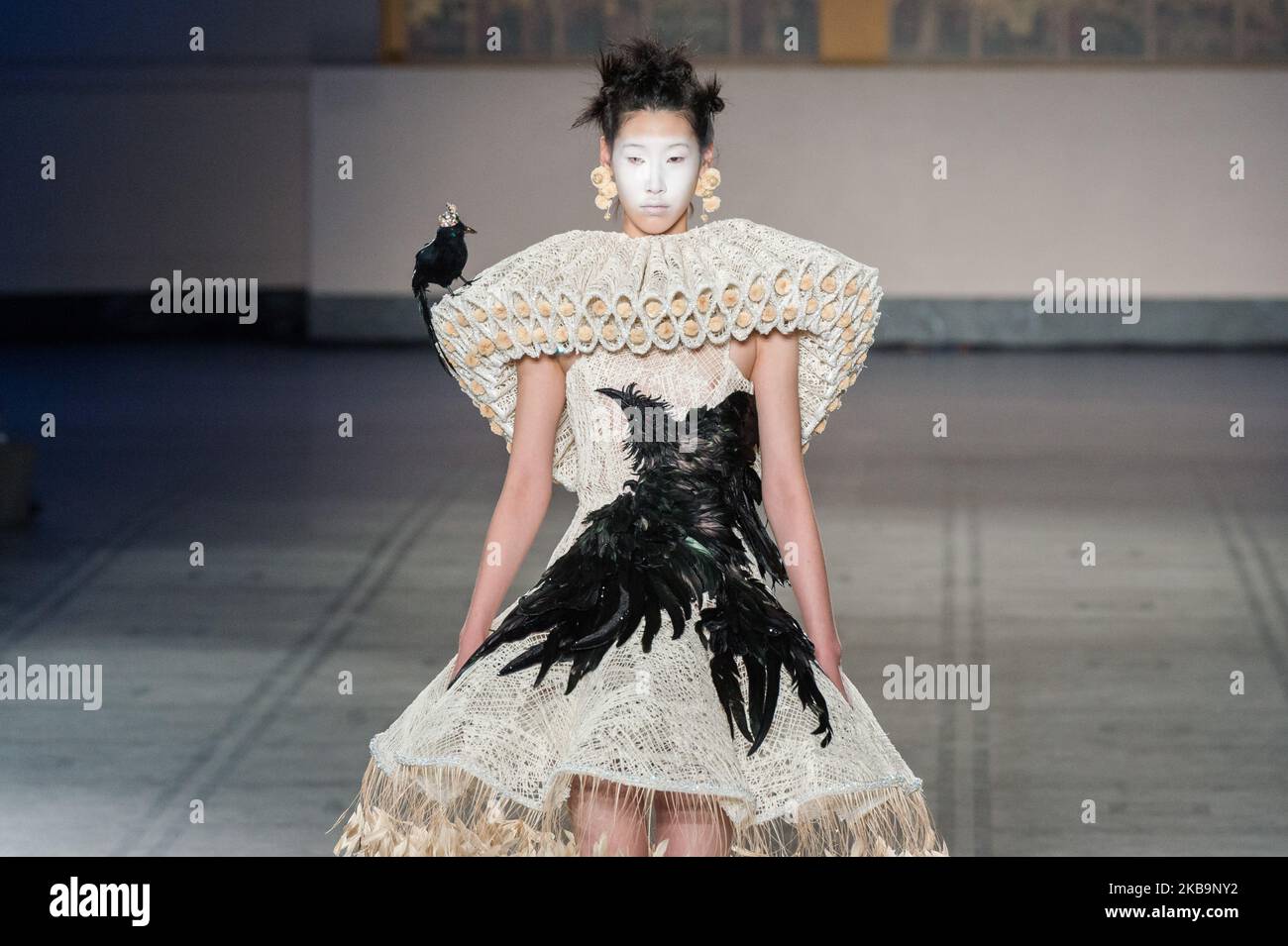 Un modèle fait le tour de la piste lors du premier spectacle de piste de Guo PEI au Royaume-Uni, qui a eu lieu le 01 novembre 2019 à Londres, en Angleterre, pour célébrer le 20th anniversaire de la série V&A's Fashion in Motion. (Photo de Wiktor Szymanowicz/NurPhoto) Banque D'Images