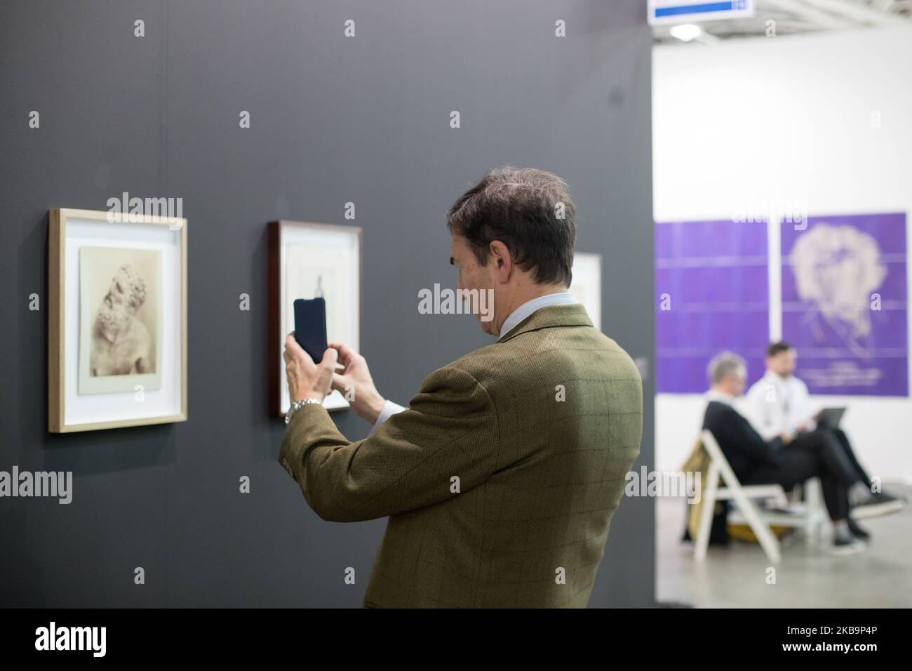 Les visiteurs admirent le travail des artistes lors de l'avant-première de la presse d'Artissima qui s'est tenue à Oval Lingotto sur 31 octobre à Turin, en Italie. (Photo de Mauro Ujetto/NurPhoto) Banque D'Images