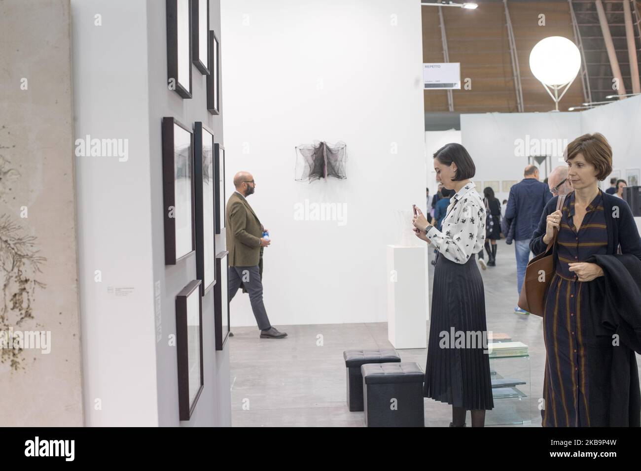 Les visiteurs admirent le travail des artistes lors de l'avant-première de la presse d'Artissima qui s'est tenue à Oval Lingotto sur 31 octobre à Turin, en Italie. (Photo de Mauro Ujetto/NurPhoto) Banque D'Images