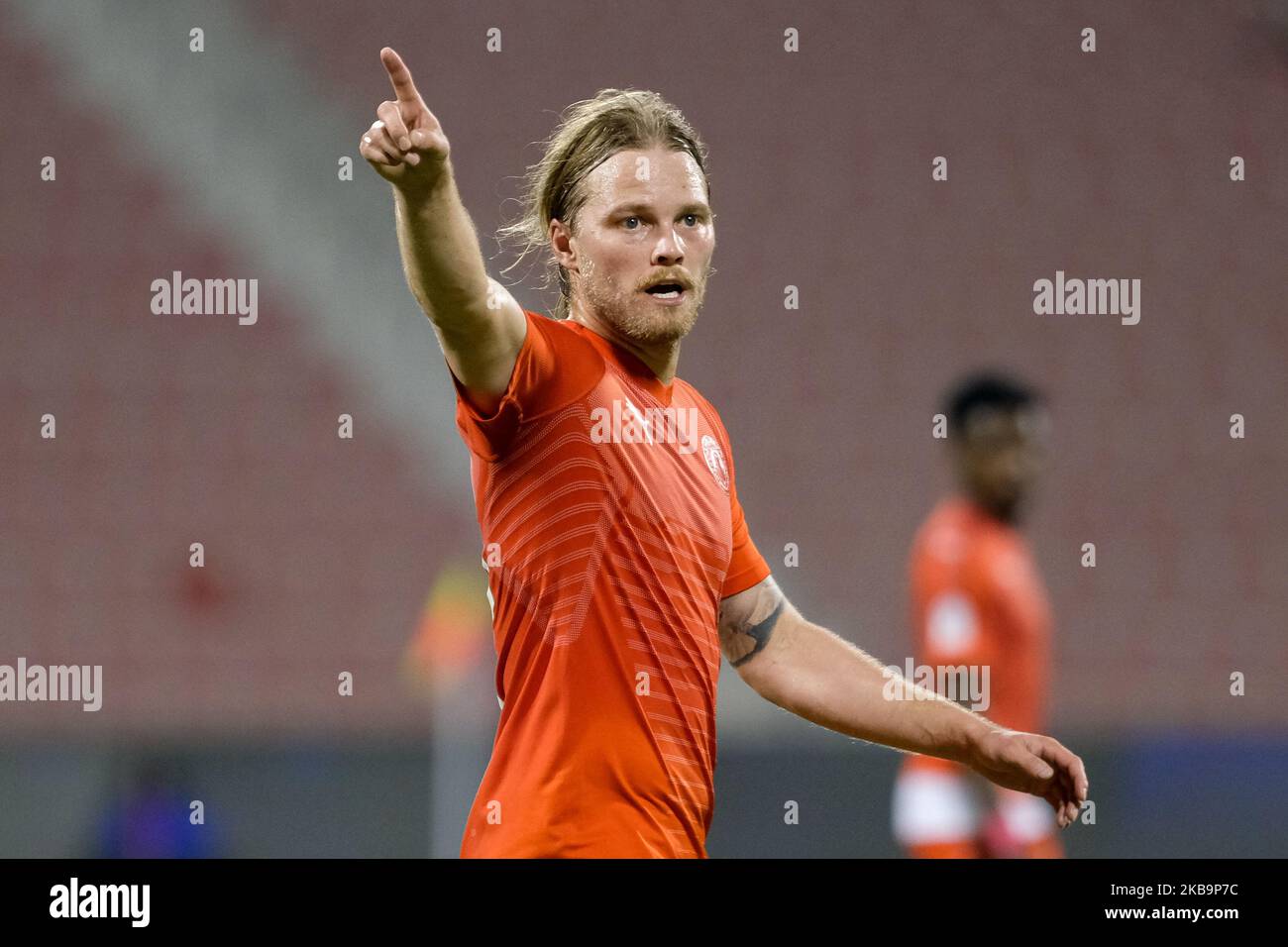 Birkir Bjarnason d'Al Arabi donne des ordres lors du match de la QNB Stars League contre Al Wakrah le 1 novembre 2019 au stade Grand Hamad à Doha, au Qatar. (Photo de Simon Holmes/NurPhoto) Banque D'Images