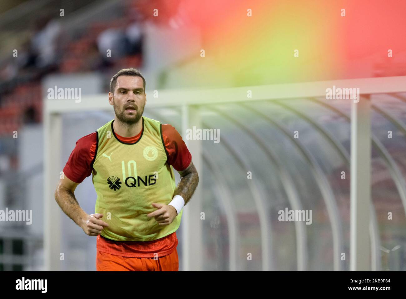 Le Pierre-Michel Lasogga d'Al Arabi se réchauffe lors du match de la QNB Stars League contre Al Wakrah le 1 novembre 2019 au stade Grand Hamad de Doha, au Qatar. (Photo de Simon Holmes/NurPhoto) Banque D'Images