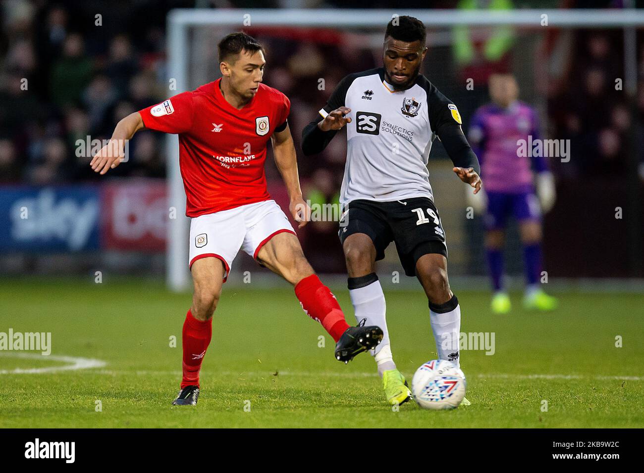 Harry Pickering de Crewe Alexandra s'est attaqué par David Amoo de Port Vale lors du match de la Sky Bet League 2 entre Crewe Alexandra et Port Vale au stade Alexandra, Crewe, le samedi 2nd novembre 2019. (Photo d'Alan Hayward/MI News/NurPhoto) Banque D'Images