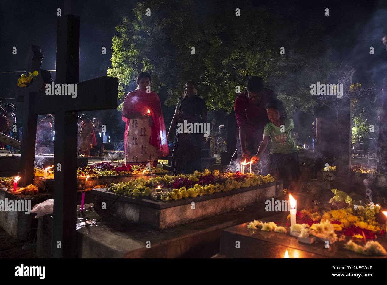 Chennai, Inde, le 2nd novembre 19, les gens prient à l'occasion de la journée de l'âme pour leurs proches et chers qui sont morts. (Photo de Dipayan Bose/NurPhoto) Banque D'Images