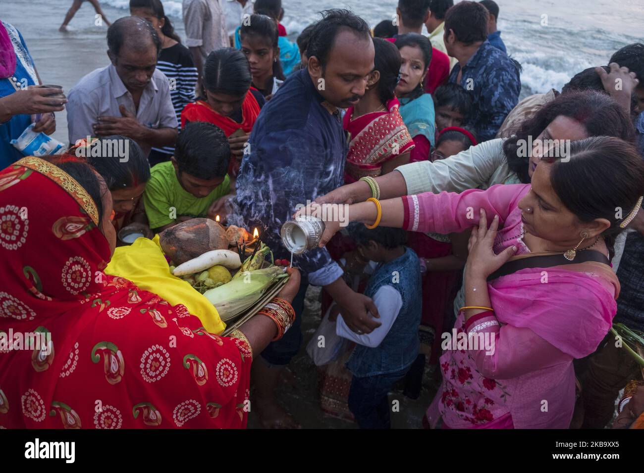 Les gens échangent les bénédictions de Chhath Puja à Marina Beach, Chennai, le 3rd novembre 19. (Photo de Dipayan Bose/NurPhoto) Banque D'Images