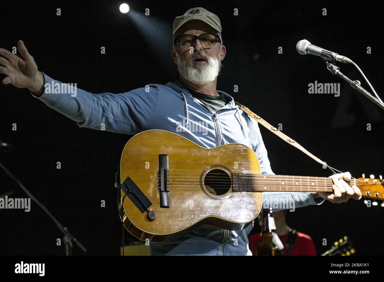 John McCrea du groupe de rock alternatif américain Cake se produit en direct à Alcatraz le 21st octobre 2019 à Milan, en Italie. (Photo de Roberto Finizio/NurPhoto) Banque D'Images