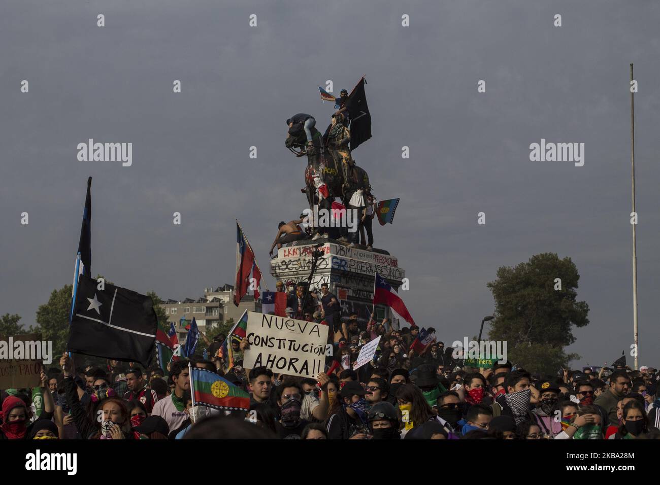 Des gens s'opposent à la police anti-émeute lors d'une manifestation à Santiago, sur 4 novembre 2019. - Les troubles ont commencé au Chili en 18 octobre dernier avec des manifestations contre une augmentation des billets de transport et d'autres mesures d'austérité et sont descendus dans le vandalisme, le pillage et les affrontements entre les manifestants et la police. Les manifestants sont en colère contre les bas salaires et les retraites, les mauvais soins de santé publics et l'éducation, et un fossé béant entre les riches et les pauvres. (Photo de Claudio Abarca Sandoval/NurPhoto) Banque D'Images